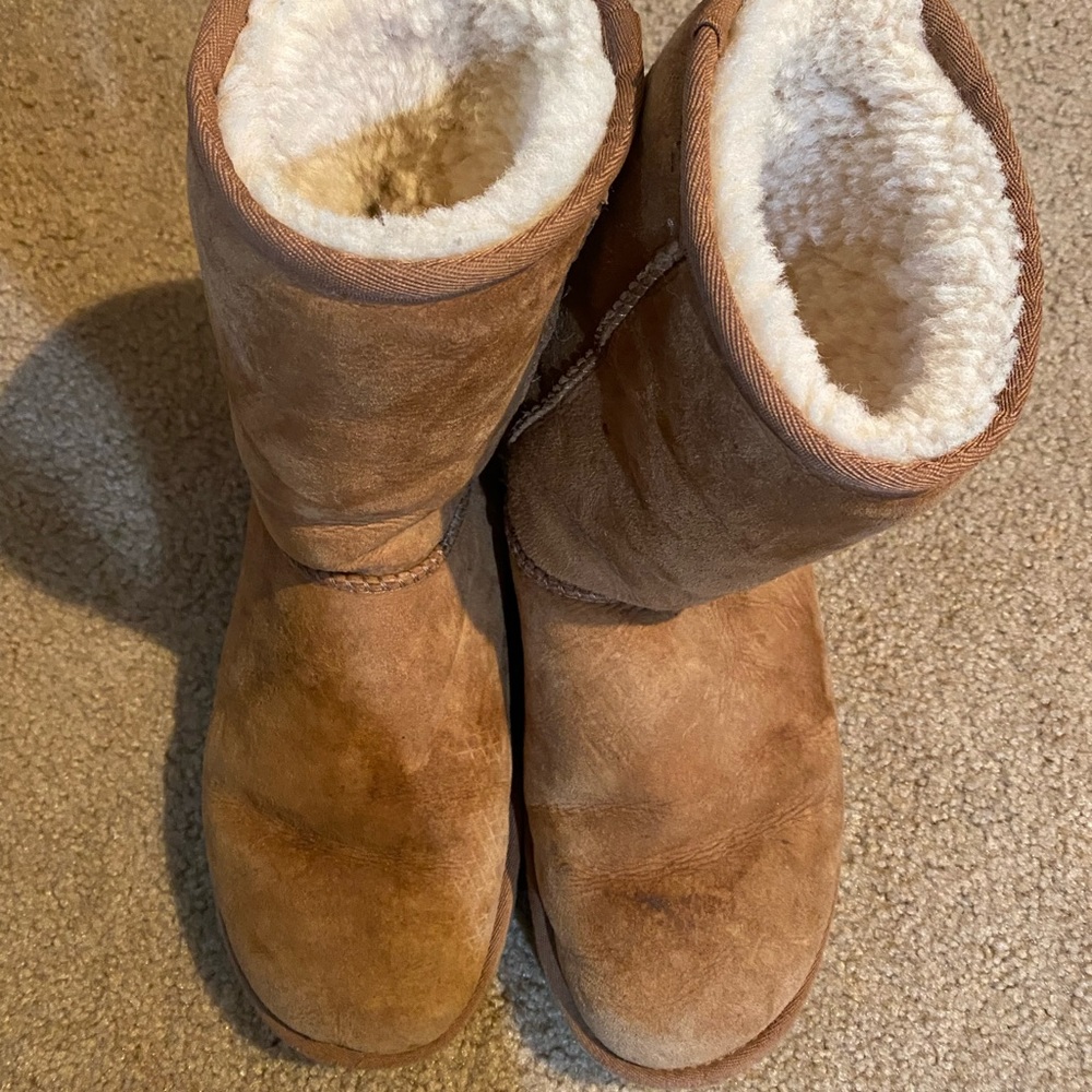 UGGS SIZE 8